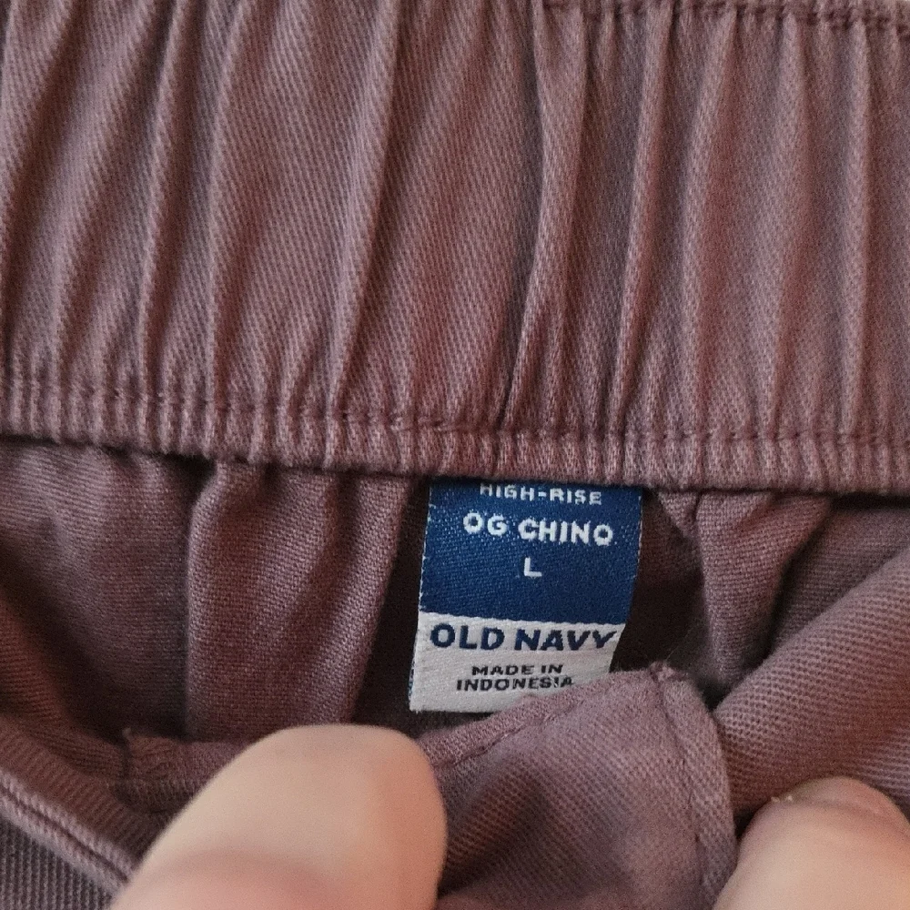 Old Navy Women's Chinos in Burgundy - Picture 2 of 2